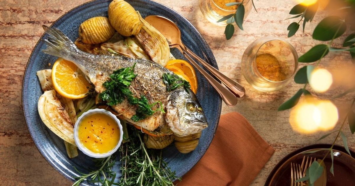 Overheerlijke Dorade met verschillende kruiden en hasselback-aardappelen